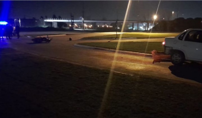 Accidente entre una moto y un automvil en la Emiliozzi